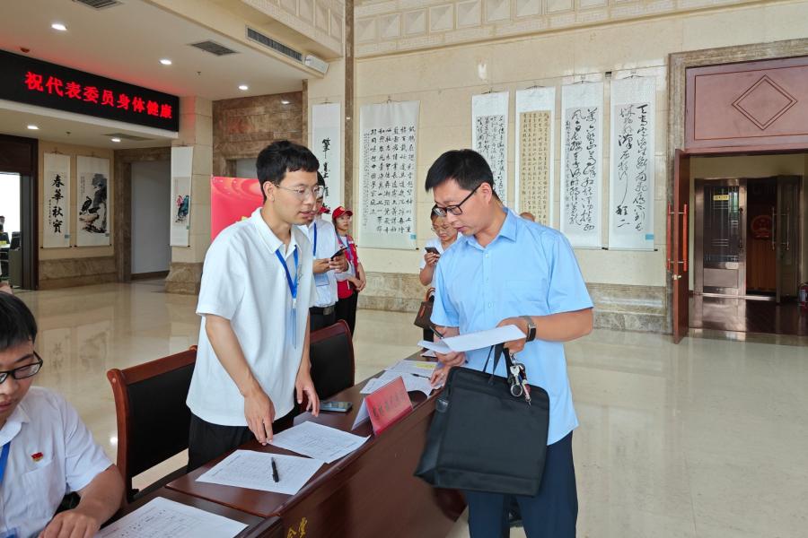 出席我县十七届人大三次会议的人大代表今日报到 (1)(1).jpg