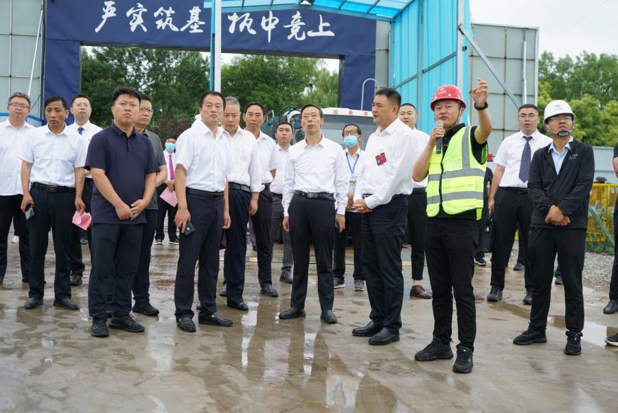 2023年7月30日 出席县政协十届三次会议委员观摩视察全县重点项目(1).jpg