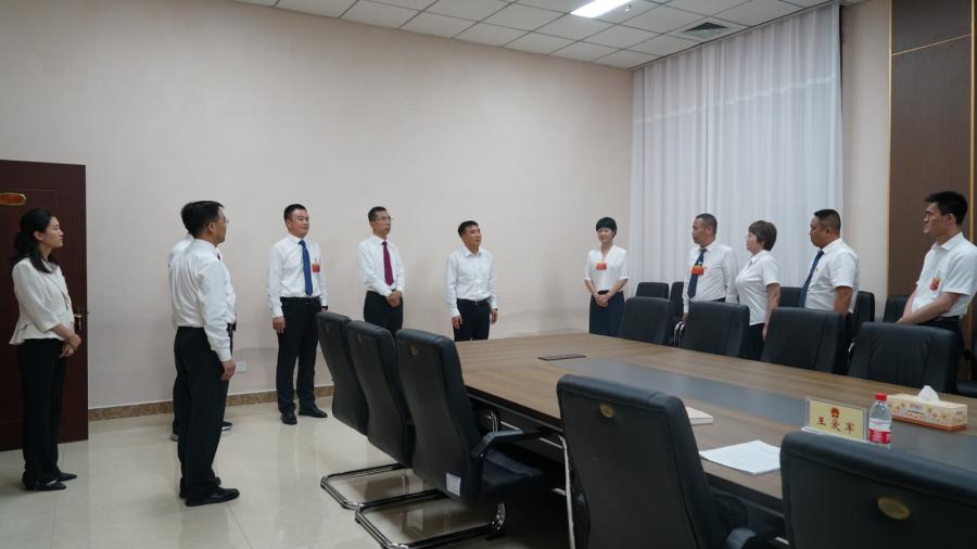 县领导看望代表 (2).jpg