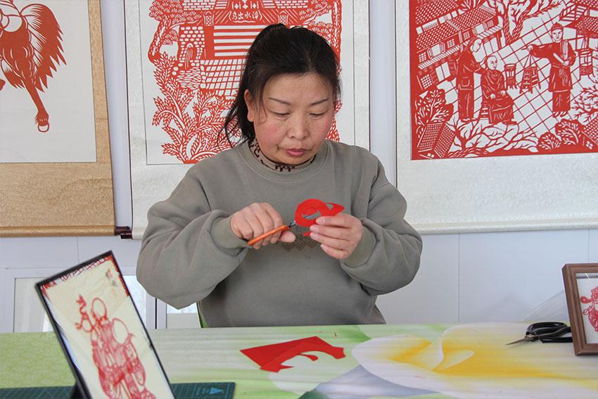 非遗剪纸迎新春 蛇年窗花添喜庆 (10).jpg