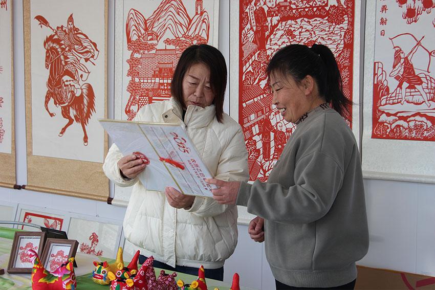 非遗剪纸迎新春 蛇年窗花添喜庆 (8).jpg