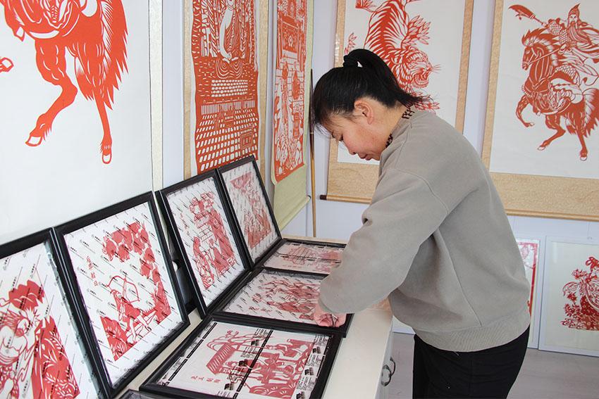 非遗剪纸迎新春 蛇年窗花添喜庆 (5).jpg