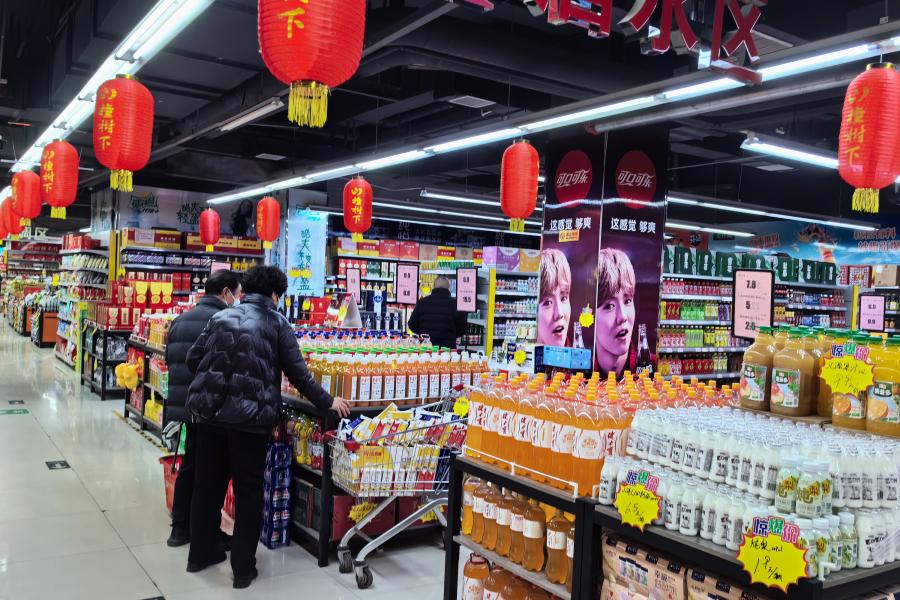 1月15日 春节氛围渐浓 消费市场火爆升温 (2).jpg