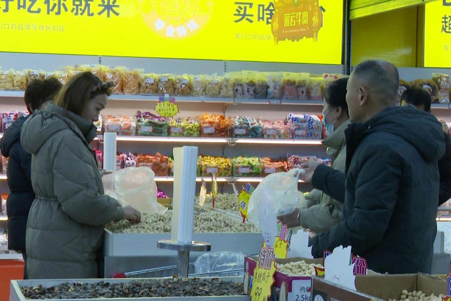 1月15日 春节氛围渐浓 消费市场火爆升温 (5).jpg