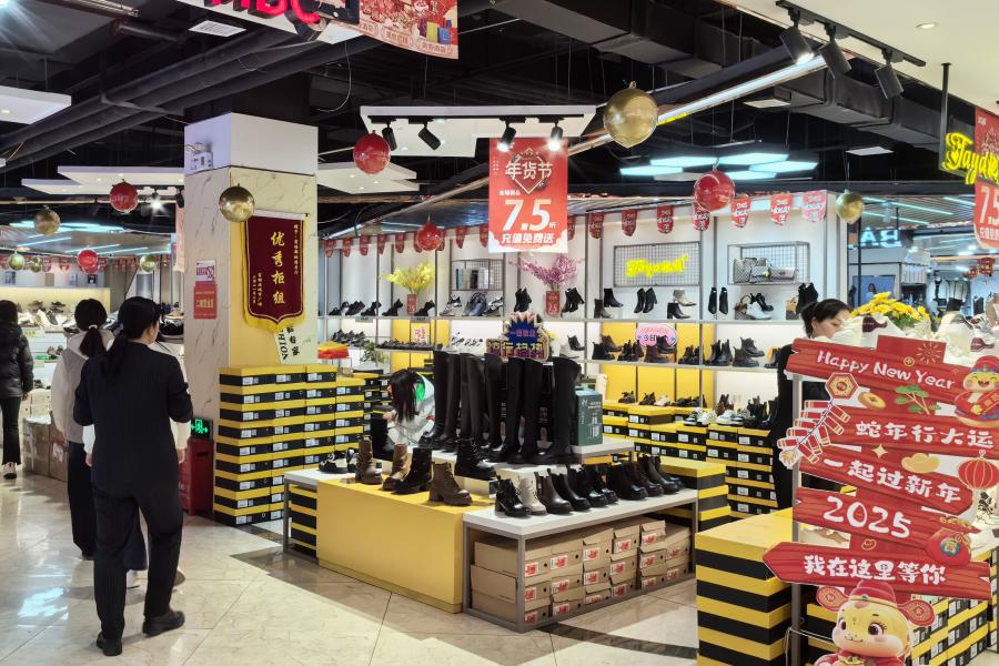 1月15日 春节氛围渐浓 消费市场火爆升温 (1).jpg