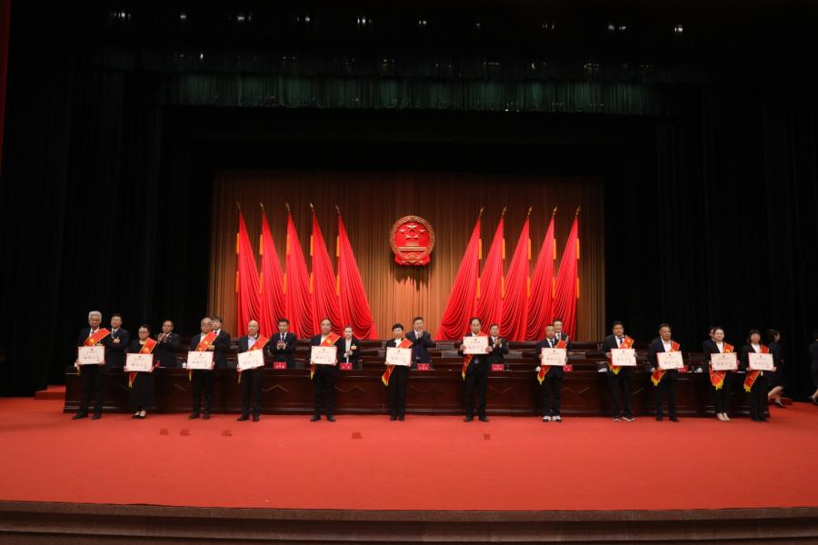 我县2024年度县人大代表建议意见提出和办理工作表彰暨2025年度代表建议意见交45.jpg
