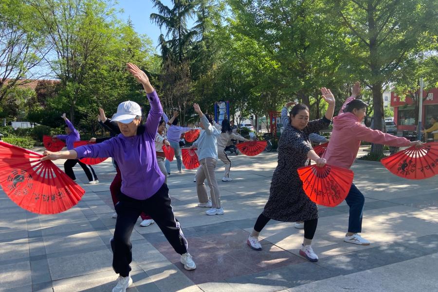 “五一”假期我县公园人气旺 (9).jpg