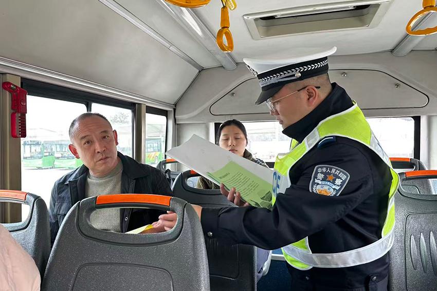 交警走进车站 (1).jpg