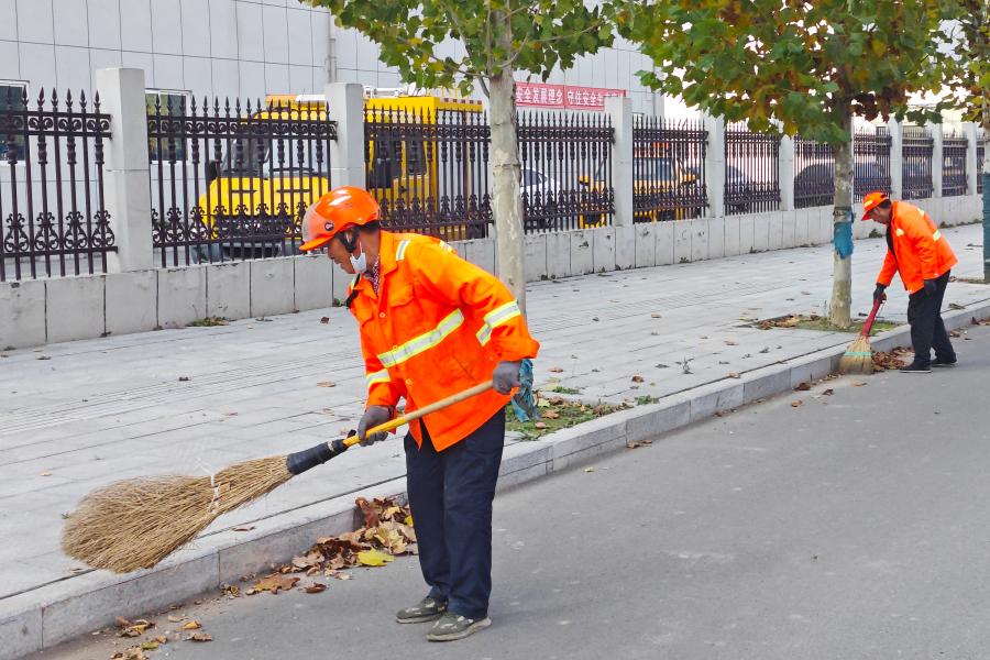 初冬清扫进行时：环卫力量守护城市颜值 (2).jpg