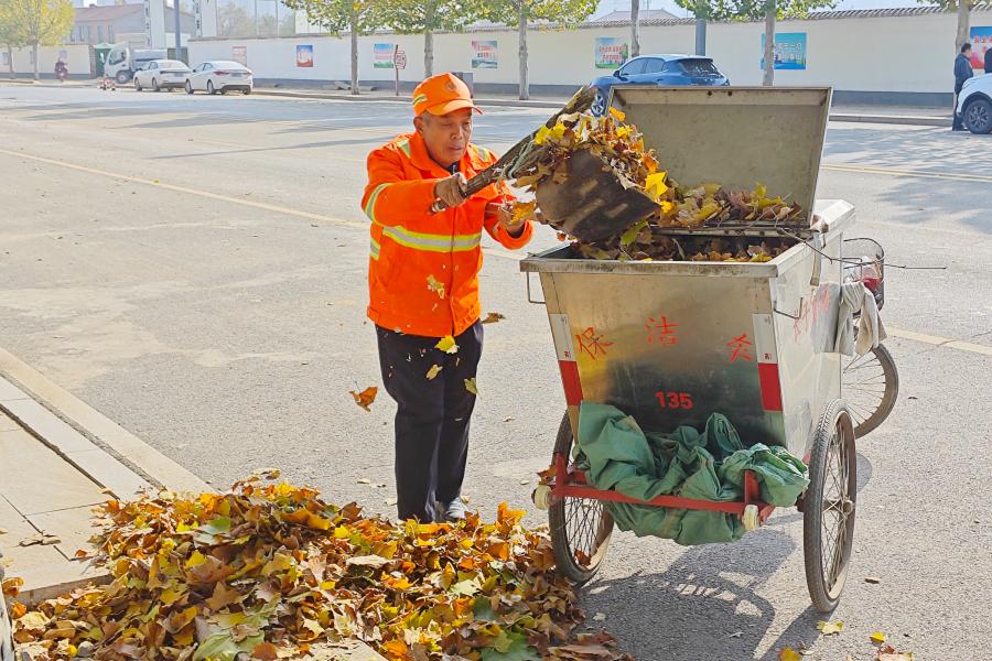 初冬清扫进行时：环卫力量守护城市颜值 (1).jpg