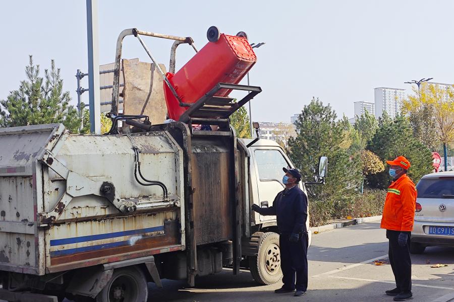 初冬清扫进行时：环卫力量守护城市颜值.jpg