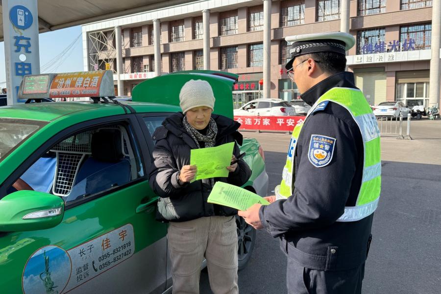 春节我在岗+县交管大队+新春护路+“不打烊”，荧光绿里见担当+(6) (1).jpg